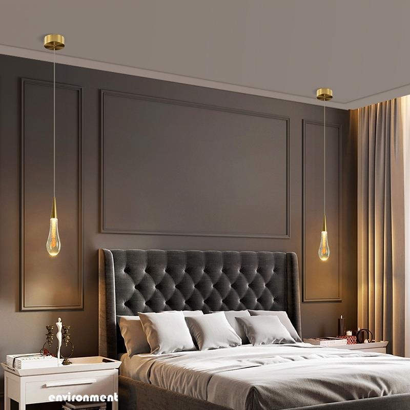 Szklana lampa wisząca ze złotą metalową oprawą i zintegrowanym oświetleniem LED – skandynawski design do jadalni, salonu i kuchni | Sansoti