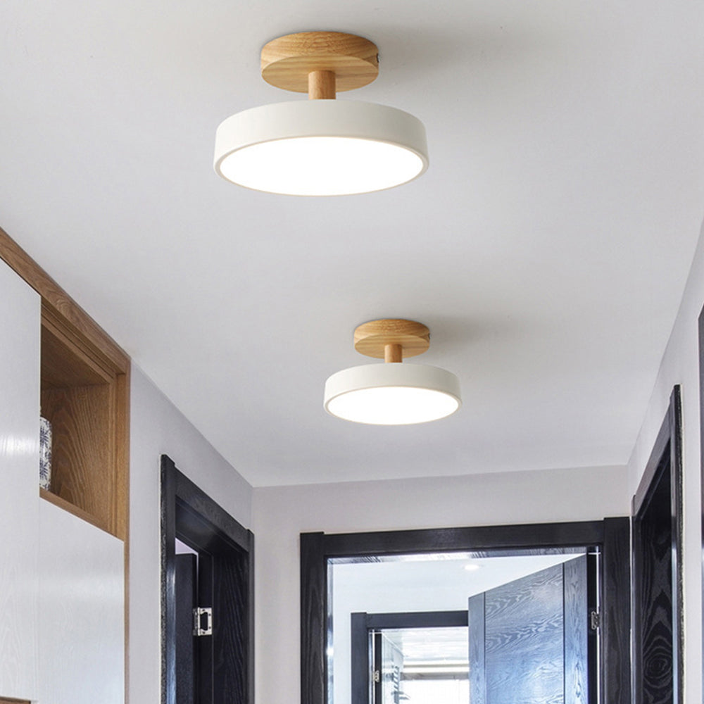 Plafón de madera natural y pantalla en tonos pastel | Diseño escandinavo moderno para dormitorio y salón | Sansoti