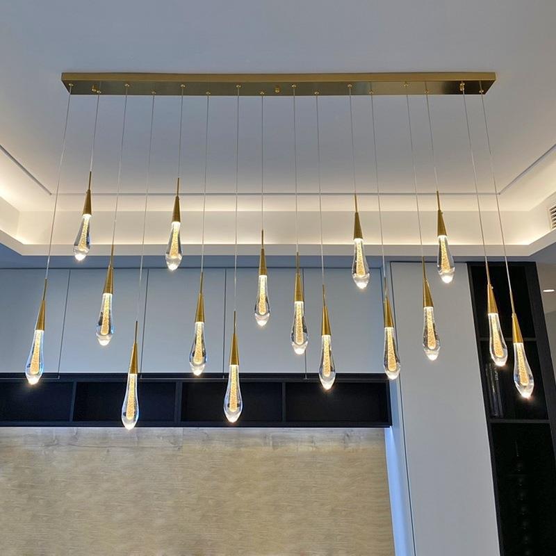 Szklana lampa wisząca ze złotą metalową oprawą i zintegrowanym oświetleniem LED – skandynawski design do jadalni, salonu i kuchni | Sansoti