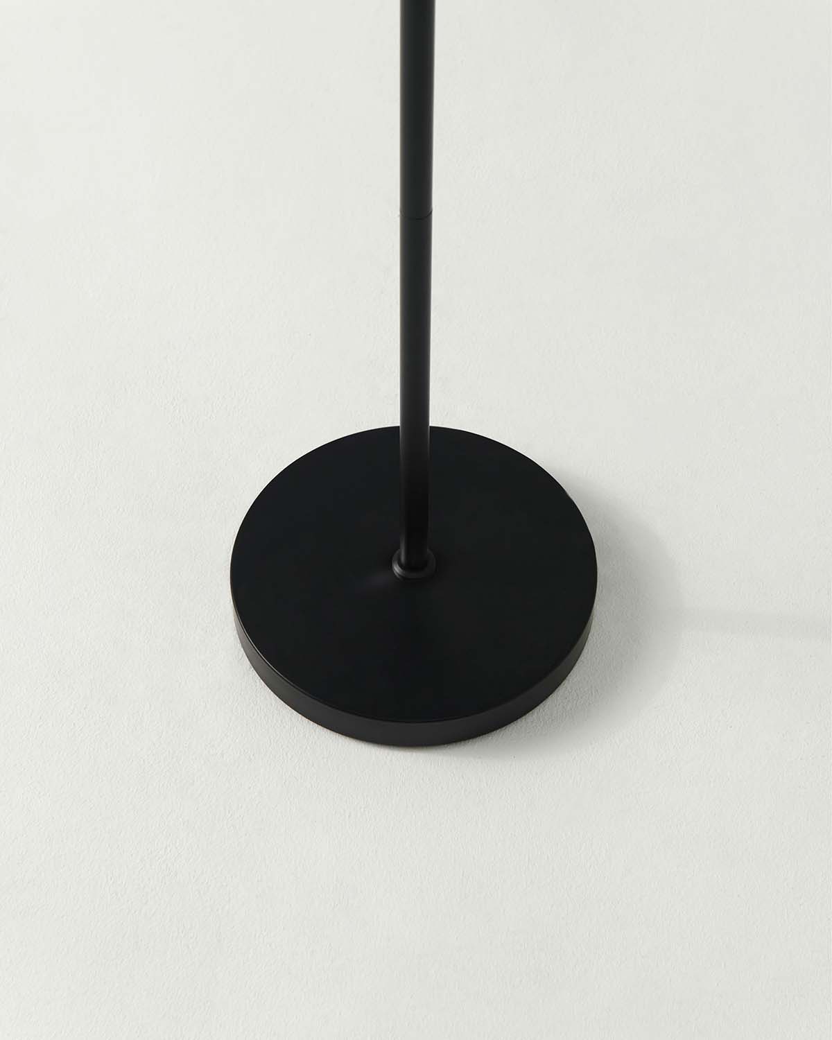 Lámpara de pie de diseño asimétrico, LED, negra y dorada, 173cm, salón, moderna
