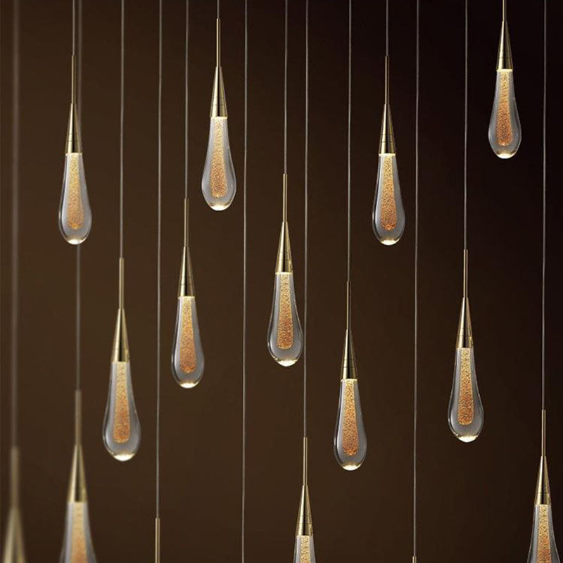 Szklana lampa wisząca ze złotą metalową oprawą i zintegrowanym oświetleniem LED – skandynawski design do jadalni, salonu i kuchni | Sansoti