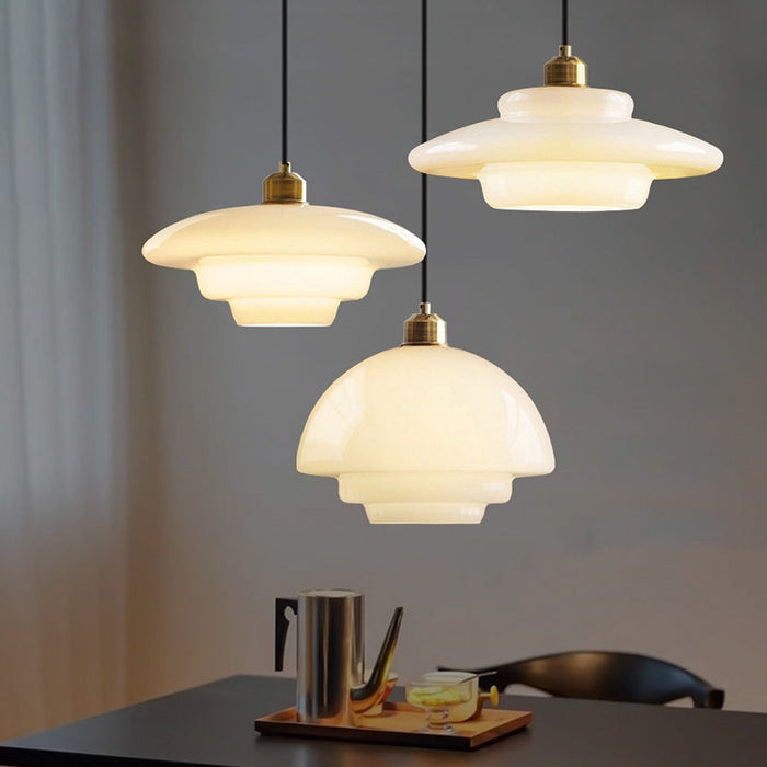 Lampa wisząca białe szkło, mosiądz, design mid-century modern, regulowany kabel, jadalnia, salon, kuchnia, mleczne szkło, lampa pendelowa, retro