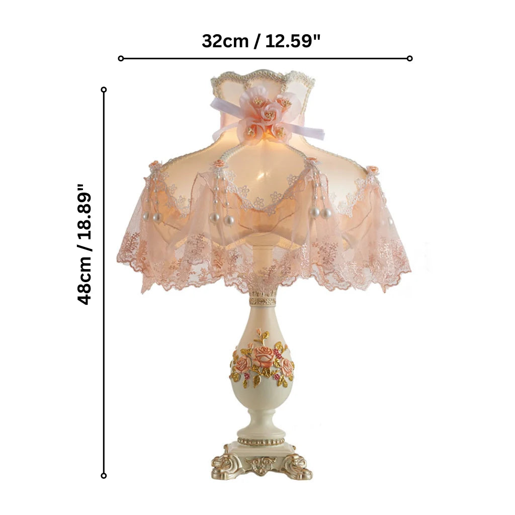 Romantische Tischlampe mit Stoffschirm und Perlen – elegante dekorative Nachttischlampe mit Spitze und Rosenmotiv – klassisch vintage Stimmungslicht für Schlafzimmer und Wohnzimmer | Sansoti