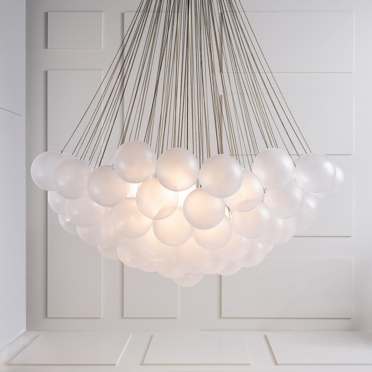 Handgefertigter gläserner Kugel-Kandelaber mit natürlicher Lichtstreuung – Elegante Glastechnik des 19. Jahrhunderts für eine warme Atmosphäre | Sansoti