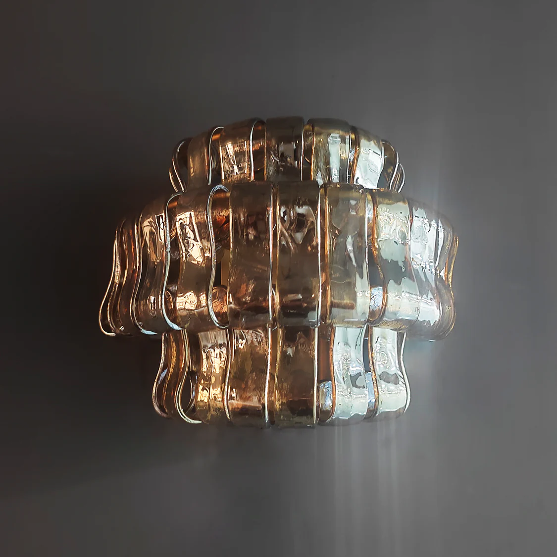 Wandlamp met Gebogen Getextureerd Glas en Messing Afwerking voor Sfeervol Licht in Woonkamer en Slaapkamer | Sansoti