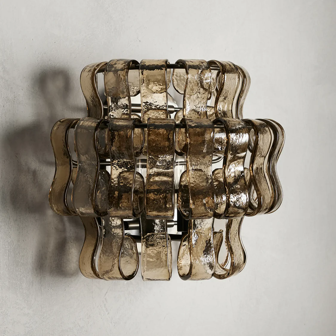 Wandlamp met Gebogen Getextureerd Glas en Messing Afwerking voor Sfeervol Licht in Woonkamer en Slaapkamer | Sansoti