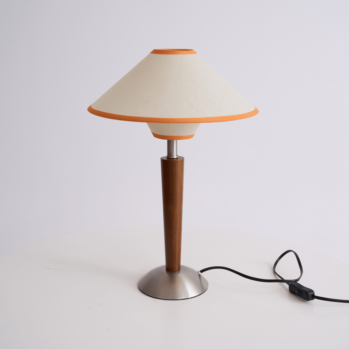 Holz-Tischleuchte mit Stoffschirm – Walnuss oder Nickel – warmes, modernes Design – E26/E27 – Plug-in mit Schalter | Sansoti