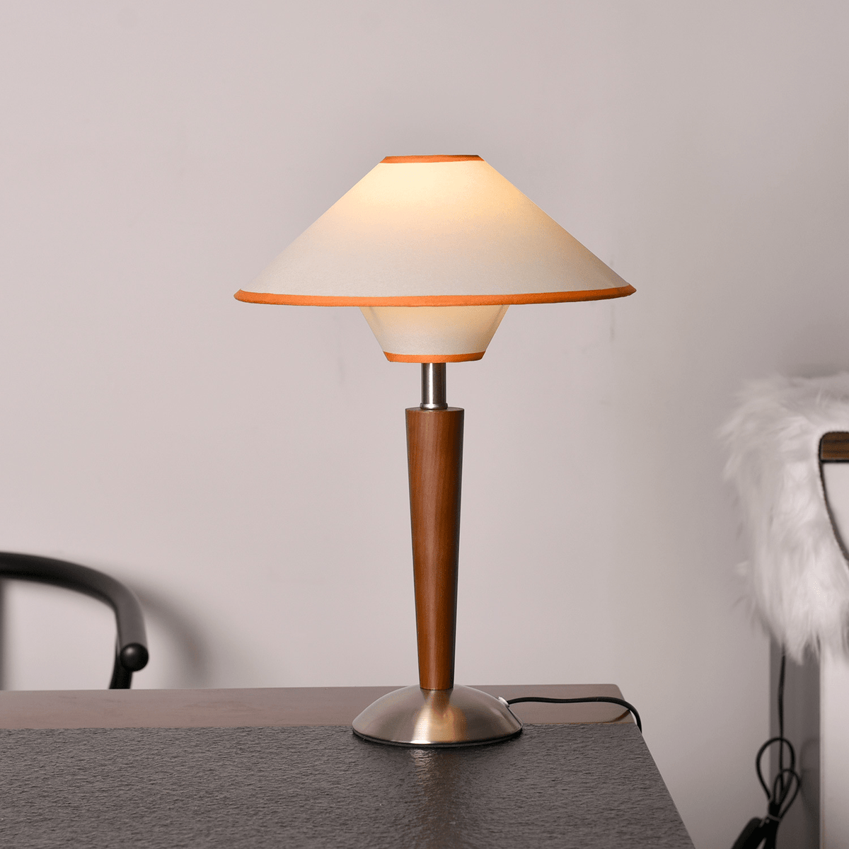 Holz-Tischleuchte mit Stoffschirm – Walnuss oder Nickel – warmes, modernes Design – E26/E27 – Plug-in mit Schalter | Sansoti
