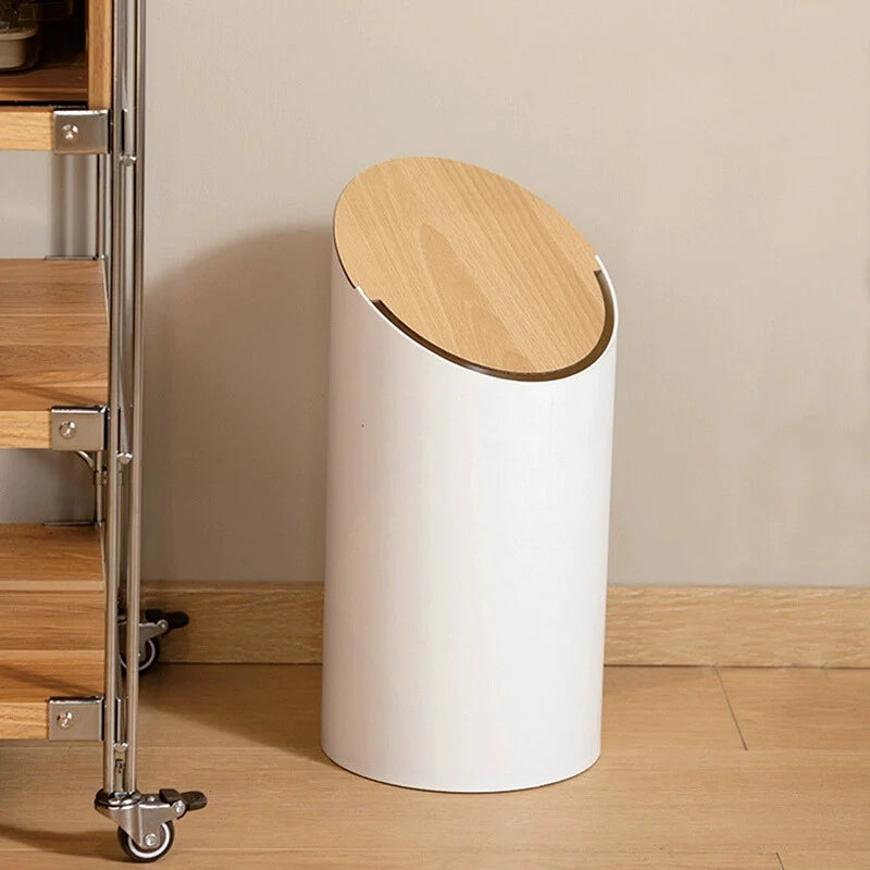 Japandi Abfalleimer mit Schwenkdeckel – walnussfarbene Holzoptik und minimalistisches Design – 9L Schwenk-Abfalleimer für Bad und Büro | Sansoti