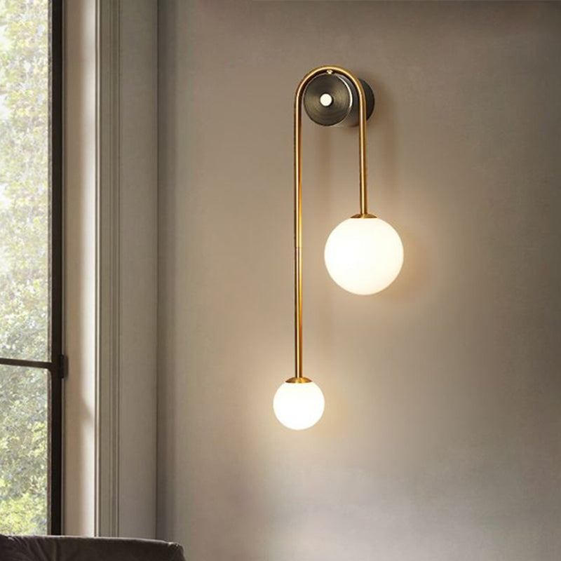 Postmoderne Wandleuchte mit doppelten Glaskugeln – Gebogenes Bogen-Design Messing | Sansoti