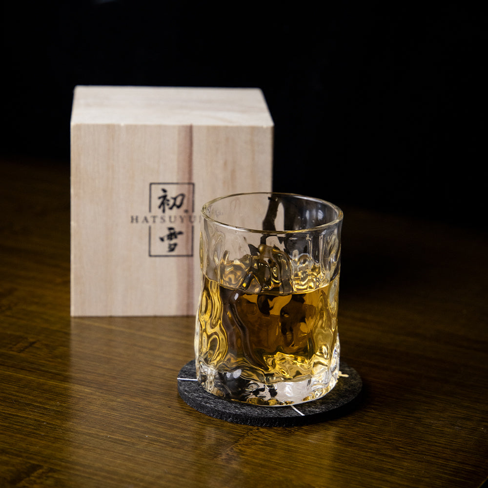 Verre à whisky fait main avec relief ondulé 210ml Verre résistant à la chaleur pour whisky cocktails spiritueux Verre à boire premium Design japonais Motif vague marine Cadeau pour amateur de whisky Emballage en bois | Sansoti