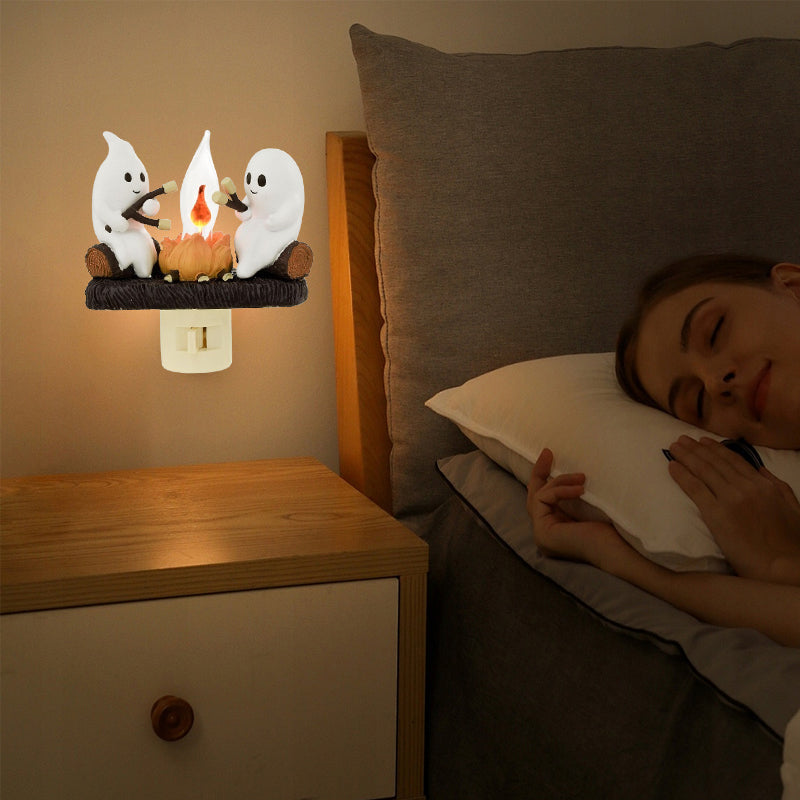 Lampka nocna LED „duszek przy ognisku” z migoczącym światłem, dekoracja do pokoju dziecięcego, Halloween, nastrojowe ciepłe światło | Sansoti