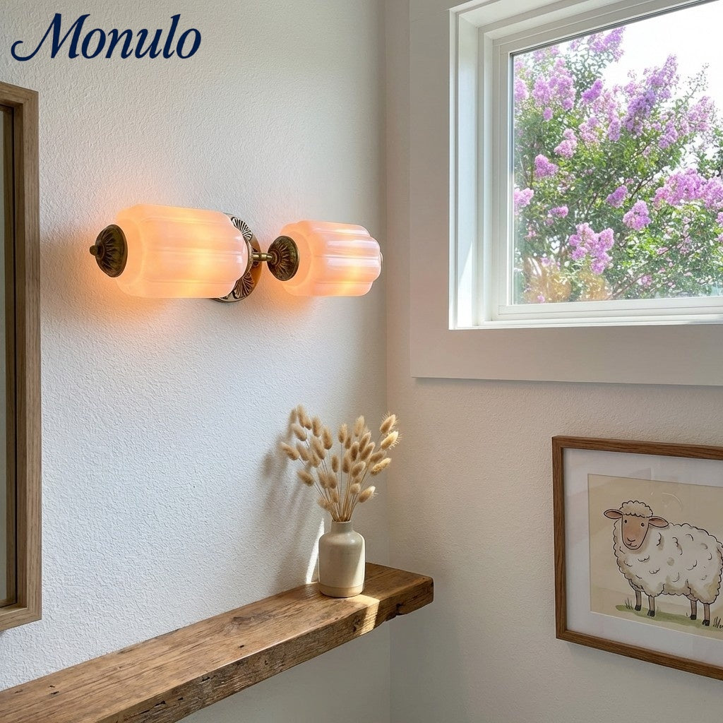 Applique murale Eloise Vintage en verre opalin festonné - Éclairage d'accent moderne pour salle de bain et chambre