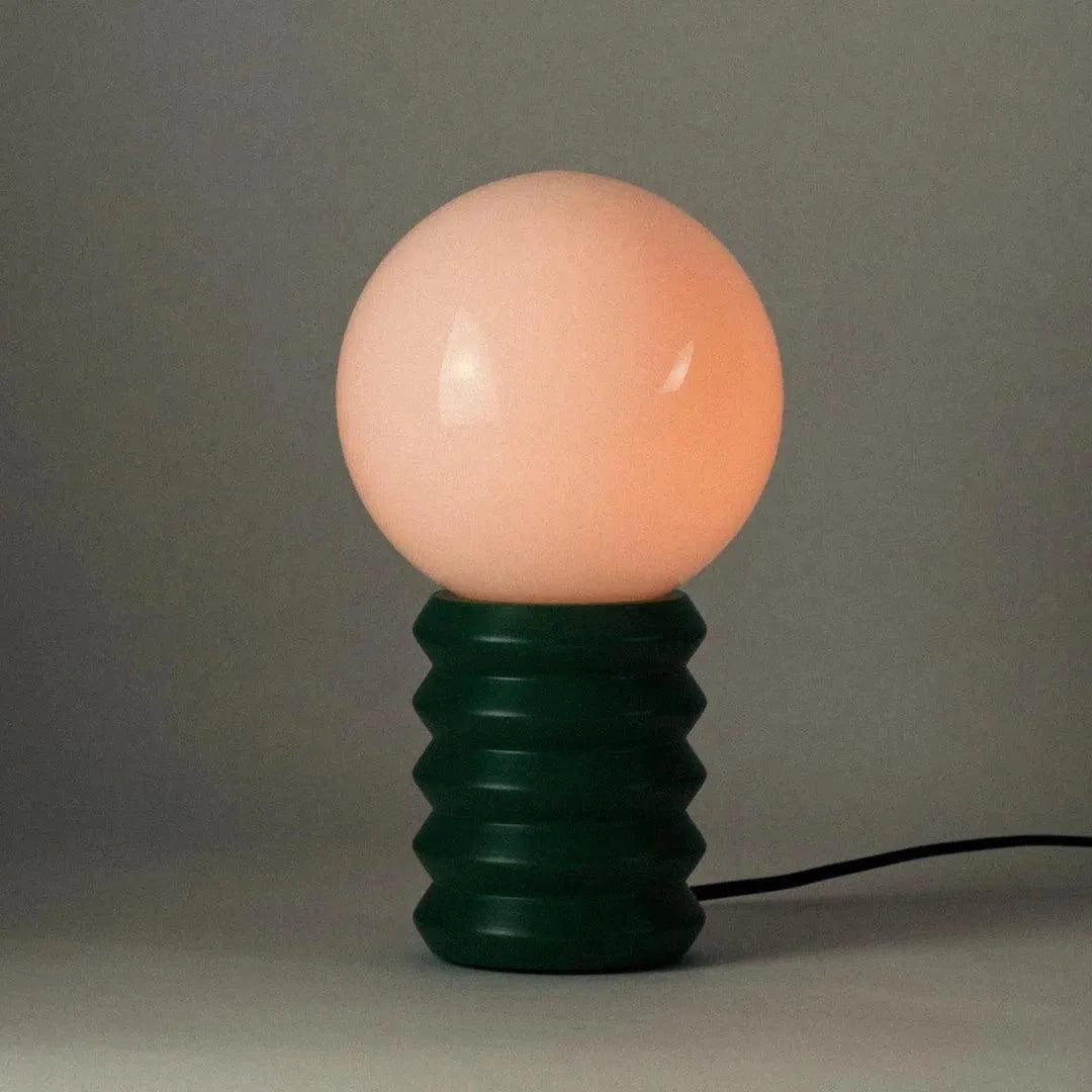 Lampa stołowa z drewna i ryflowanego szkła, retro, 28 cm, leśna zieleń i czerwień, szklana kula, nastrojowe oświetlenie | Sansoti