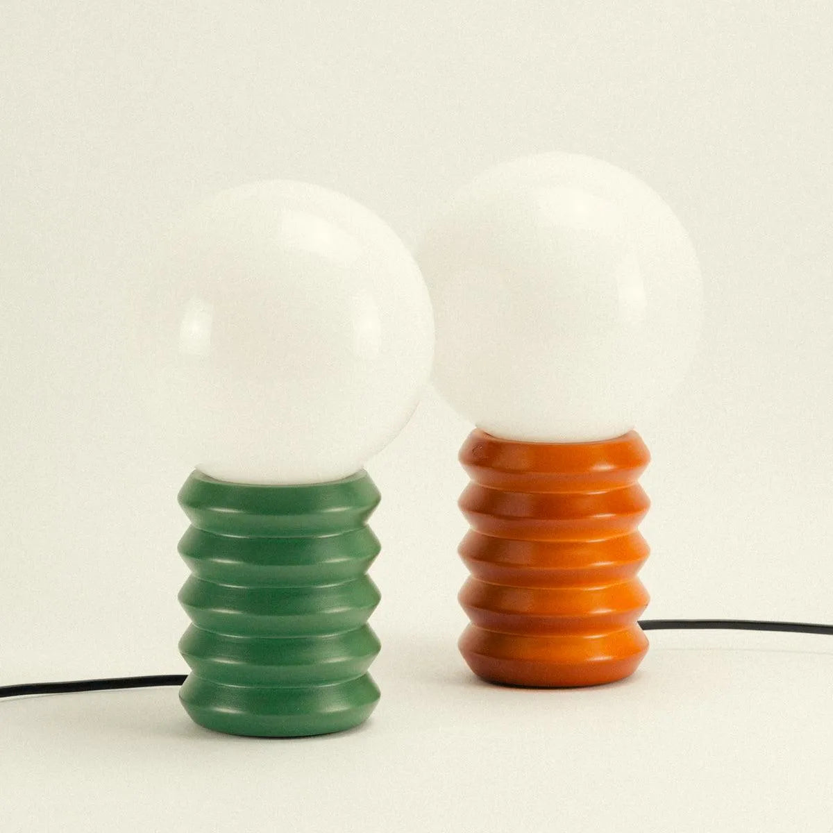 Lampa stołowa z drewna i ryflowanego szkła, retro, 28 cm, leśna zieleń i czerwień, szklana kula, nastrojowe oświetlenie | Sansoti