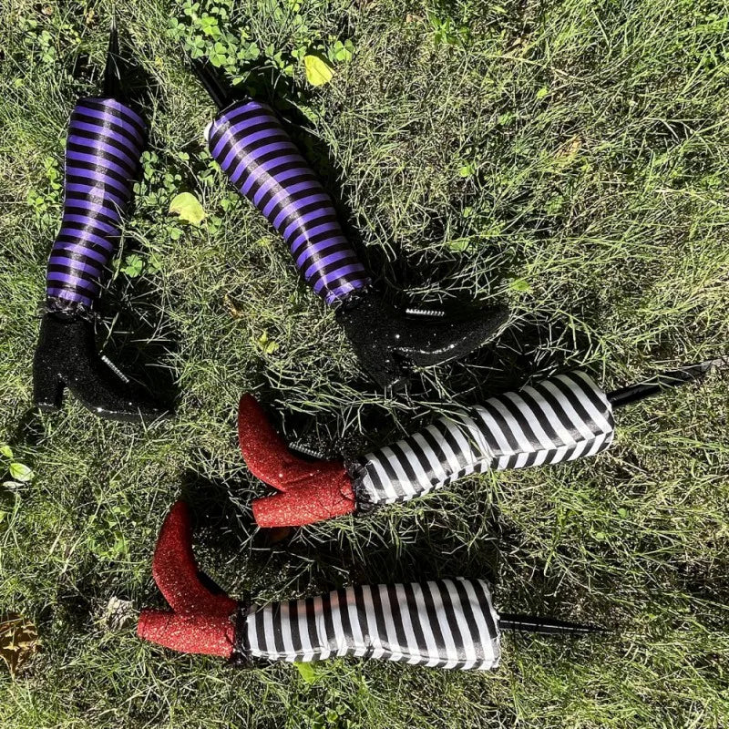 Gartendekoration Hexenbeine mit gestreiften Strümpfen und Stiefeln für Halloween, Rasen-, Garten- und Partydekoration | Sansoti