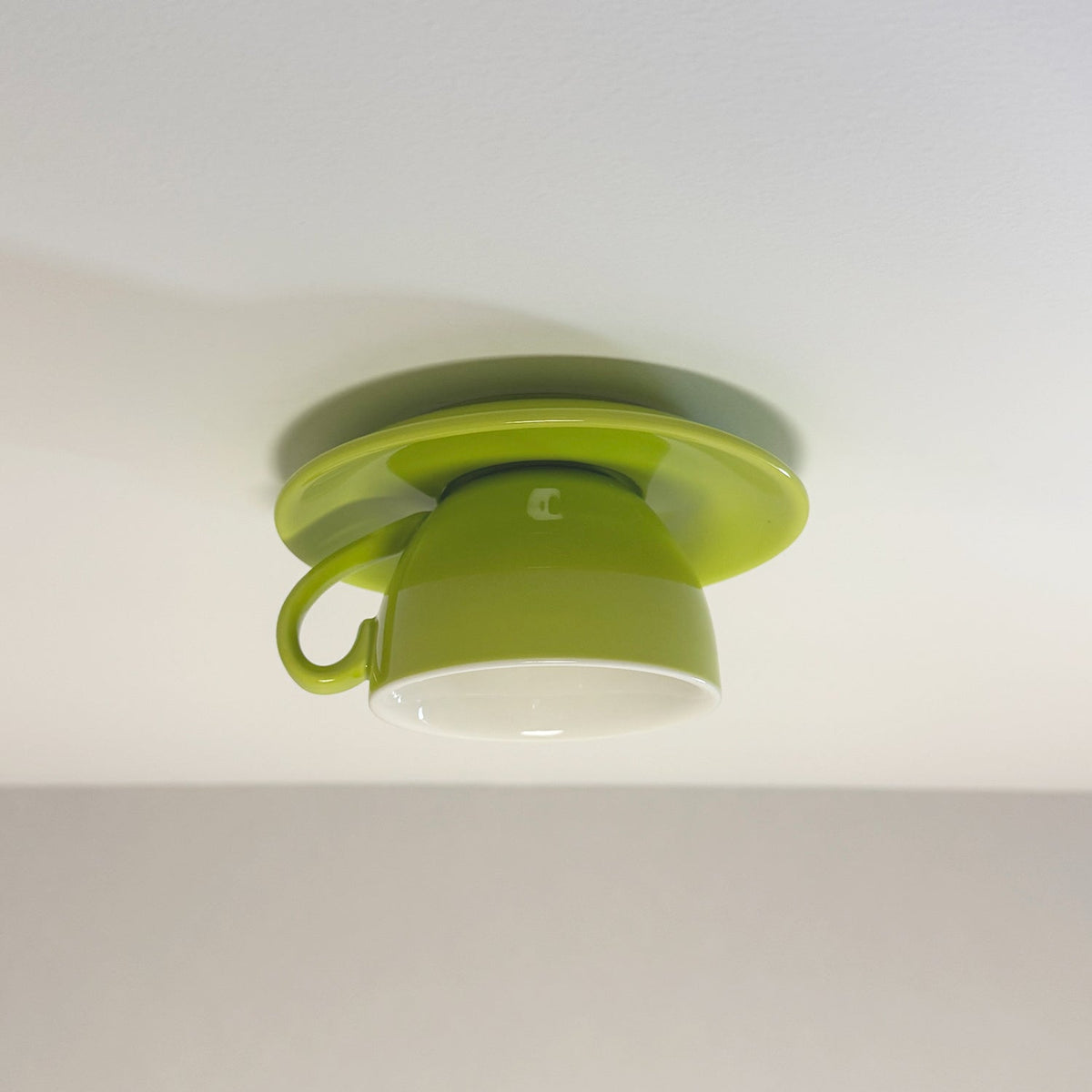 Plafonnier en céramique au design tasse à café, éclairage LED, installation lumineuse ludique pour le salon ou la chambre | Sansoti