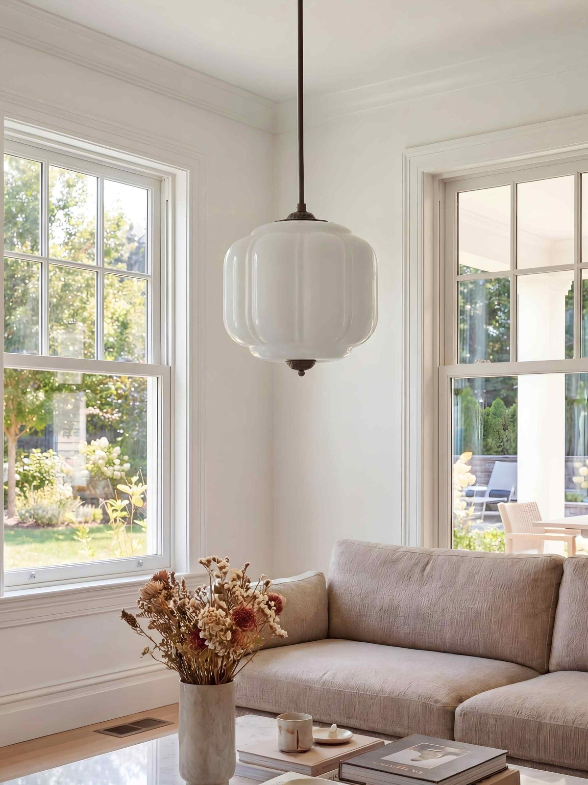 Lustre vintage avec abat-jours en verre crème – suspension style rétro pour salle à manger et salon | Sansoti