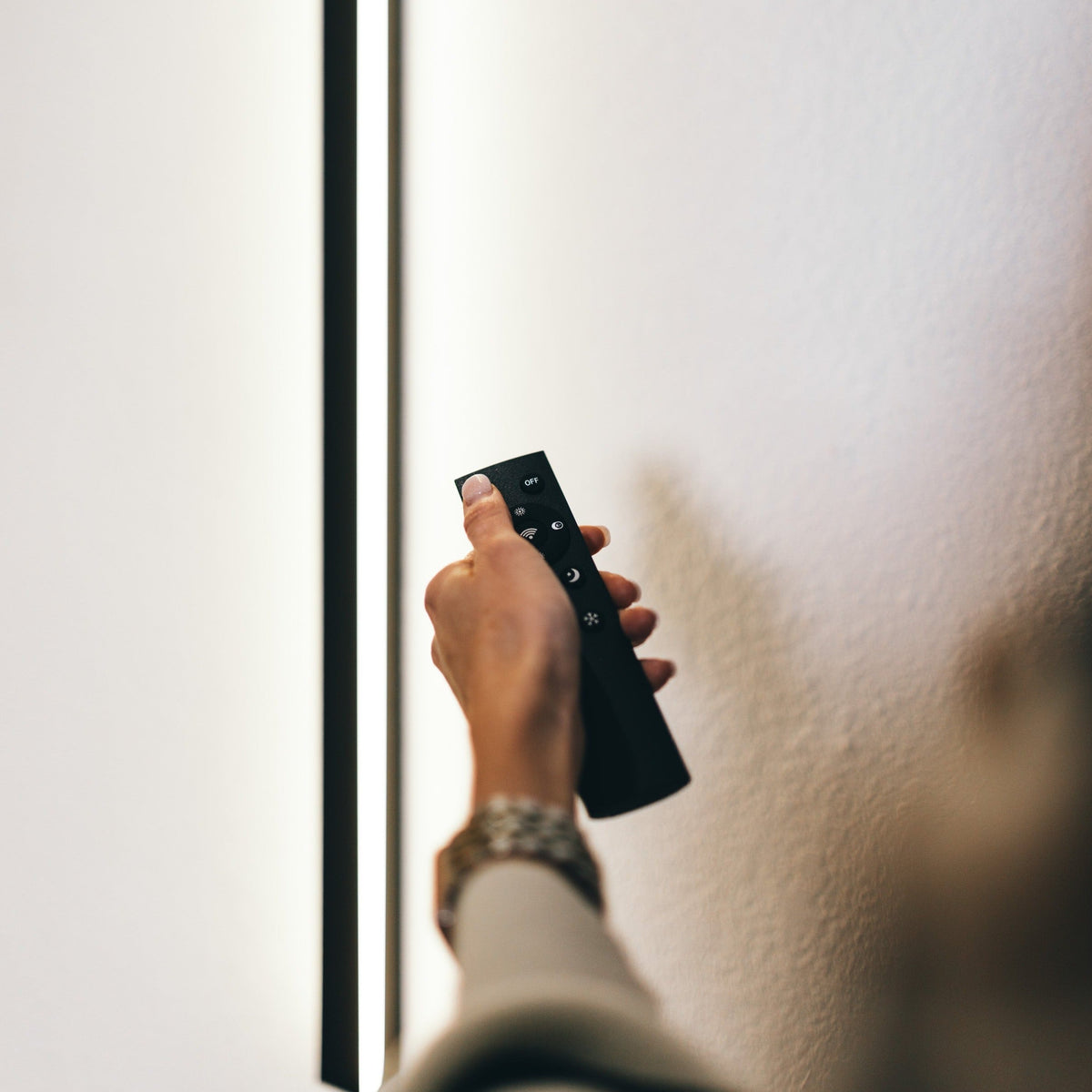 Minimalist Linear Wall Lamp With Integrated LED Lighting And Modern Design | Sansoti