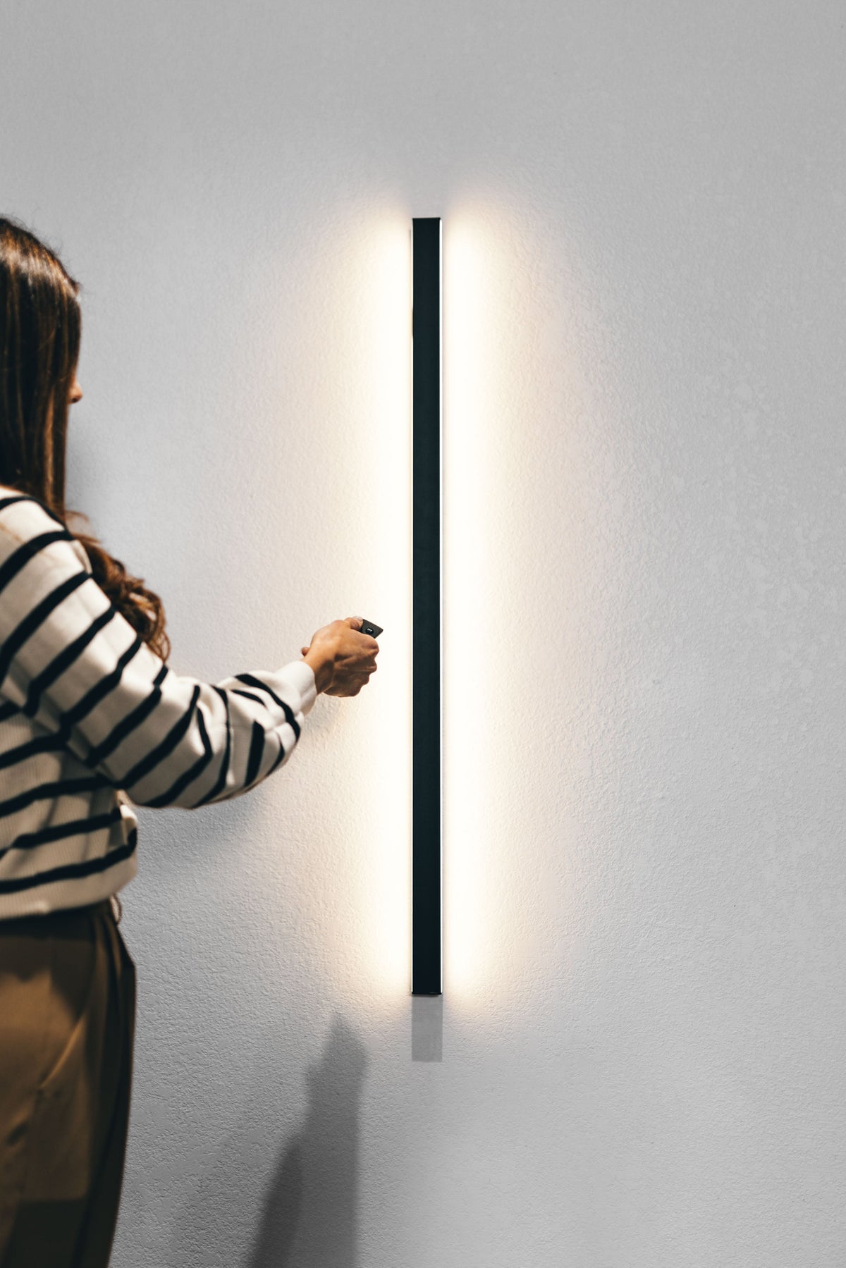 Minimalist Linear Wall Lamp With Integrated LED Lighting And Modern Design | Sansoti