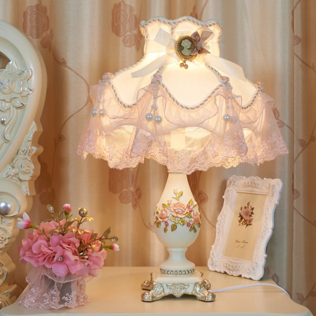 Romantische Tischlampe mit Stoffschirm und Perlen – elegante dekorative Nachttischlampe mit Spitze und Rosenmotiv – klassisch vintage Stimmungslicht für Schlafzimmer und Wohnzimmer | Sansoti
