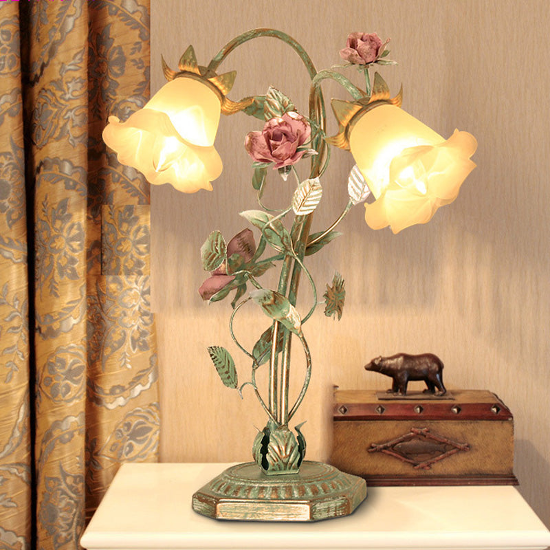 Lampe de chevet pastorale en métal avec décoration fleurie - verte - lampe vintage de table - 1 ou 2 points lumineux | Sansoti