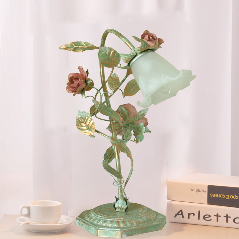 Lampe de chevet pastorale en métal avec décoration fleurie - verte - lampe vintage de table - 1 ou 2 points lumineux | Sansoti