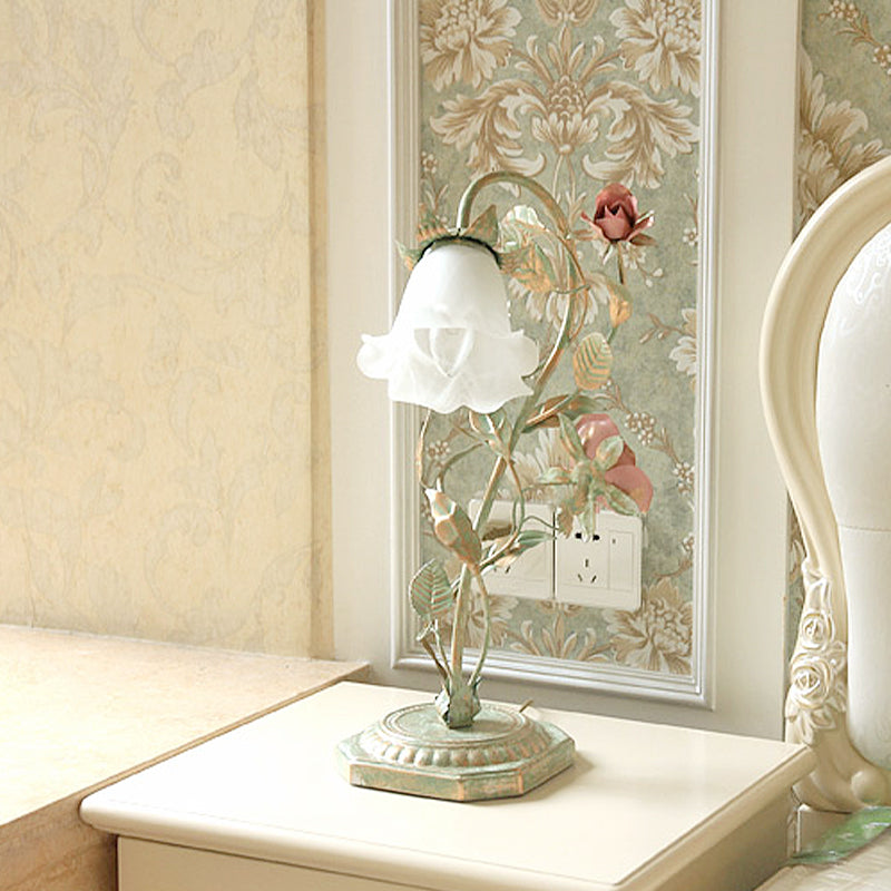 Lampe de chevet pastorale en métal avec décoration fleurie - verte - lampe vintage de table - 1 ou 2 points lumineux | Sansoti