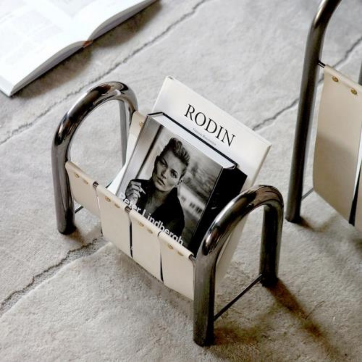 Porte-revues en cuir et métal, panier de rangement design pour décoration intérieure, salon, support à magazines | Sansoti