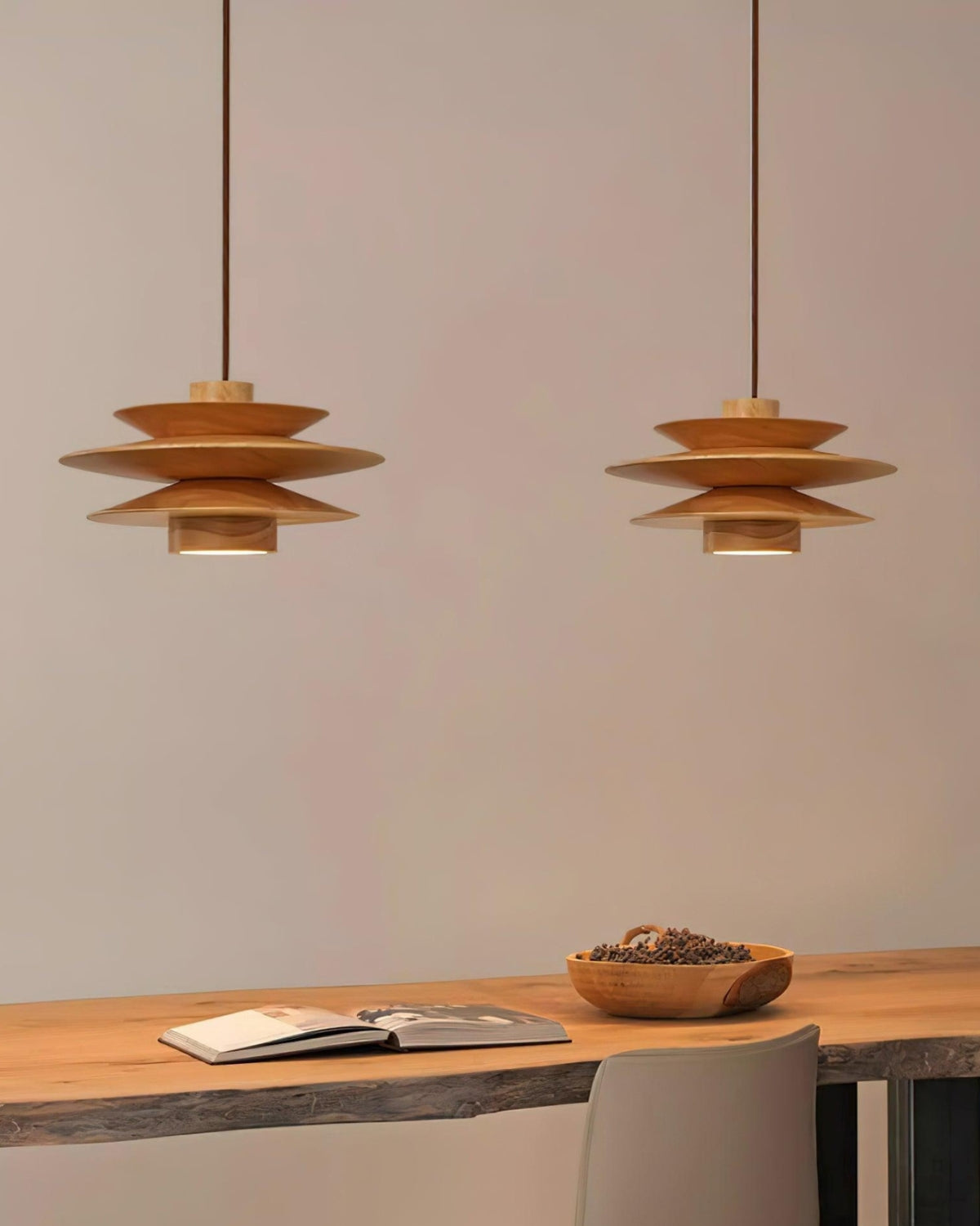 Suspension moderne en noyer avec design en couches – plafonnier élégant pour salle à manger et salon avec diffusion de lumière chaude | Sansoti