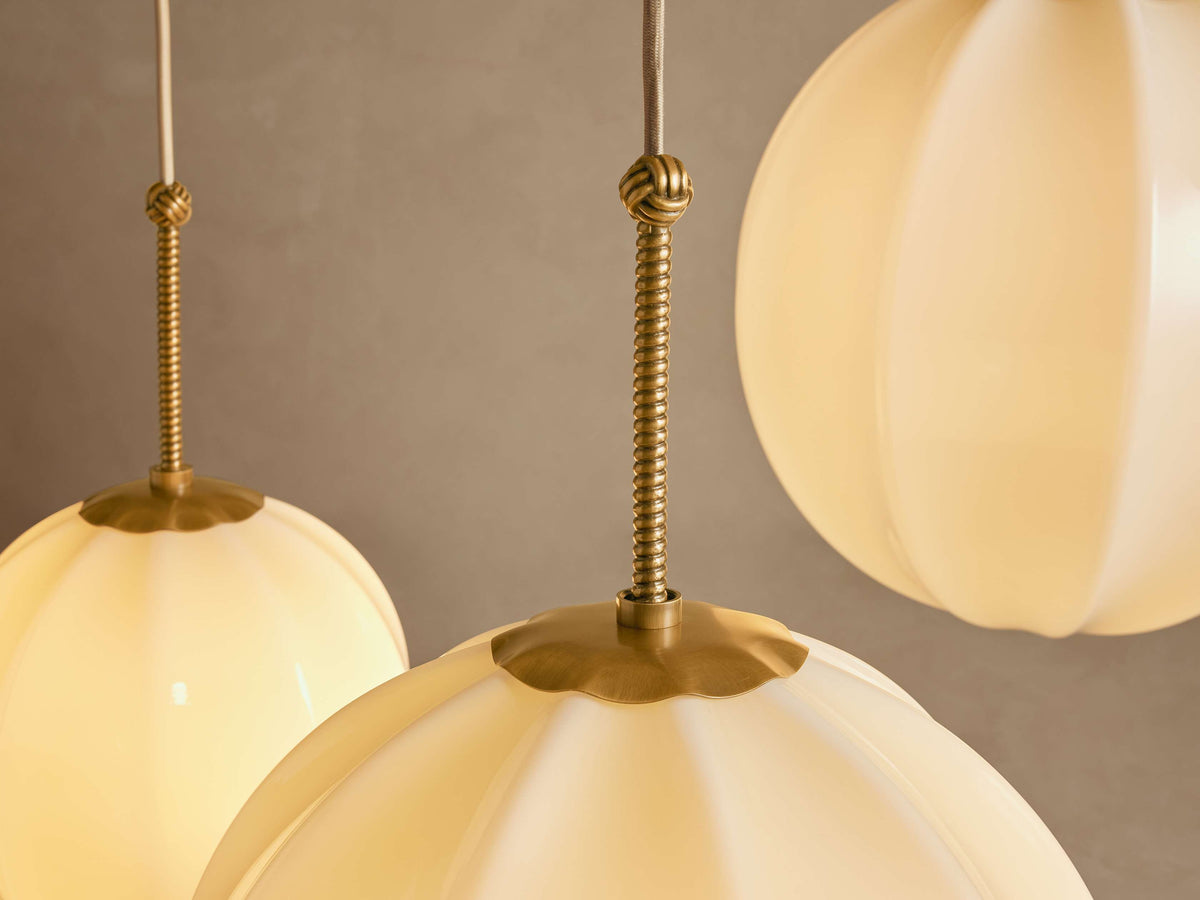 Messing-Kronleuchter mit cremefarbenen Glasschirmen, mehreren Kugeln, verstellbarer Aufhängung, Vintage-Stil, stimmungsvolle Beleuchtung im Wohnzimmer | Sansoti