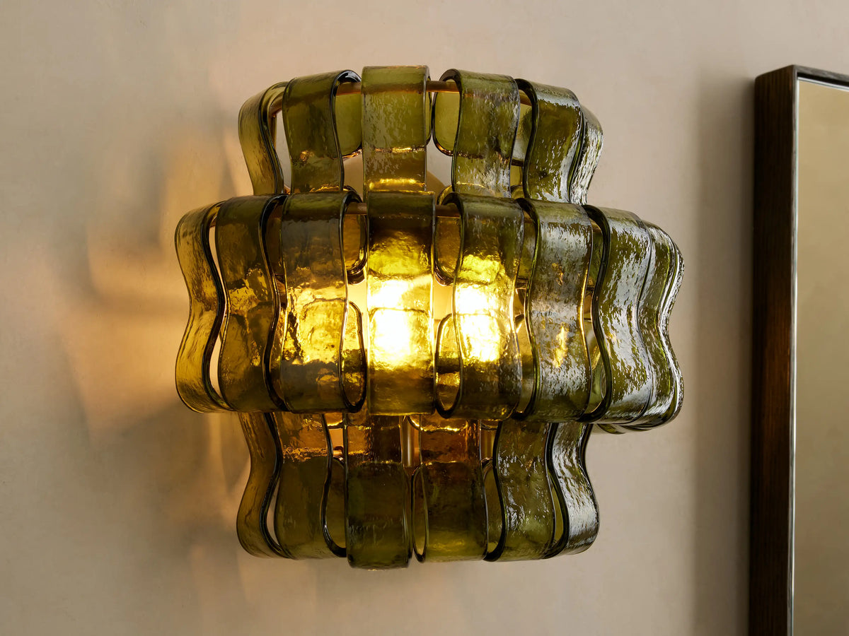 Wandlamp met Gebogen Getextureerd Glas en Messing Afwerking voor Sfeervol Licht in Woonkamer en Slaapkamer | Sansoti
