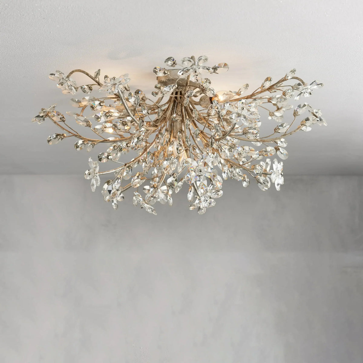 Kristall-Deckenleuchte Ø70 cm, Eisen, handgefertigte Blütenoptik, vier Leuchten, elegantes venezianisches Design für das Wohnzimmer | Sansoti