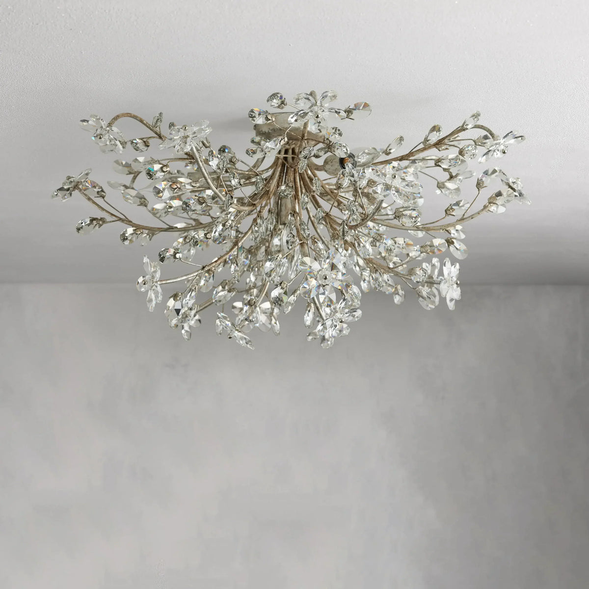 Kristall-Deckenleuchte Ø70 cm, Eisen, handgefertigte Blütenoptik, vier Leuchten, elegantes venezianisches Design für das Wohnzimmer | Sansoti