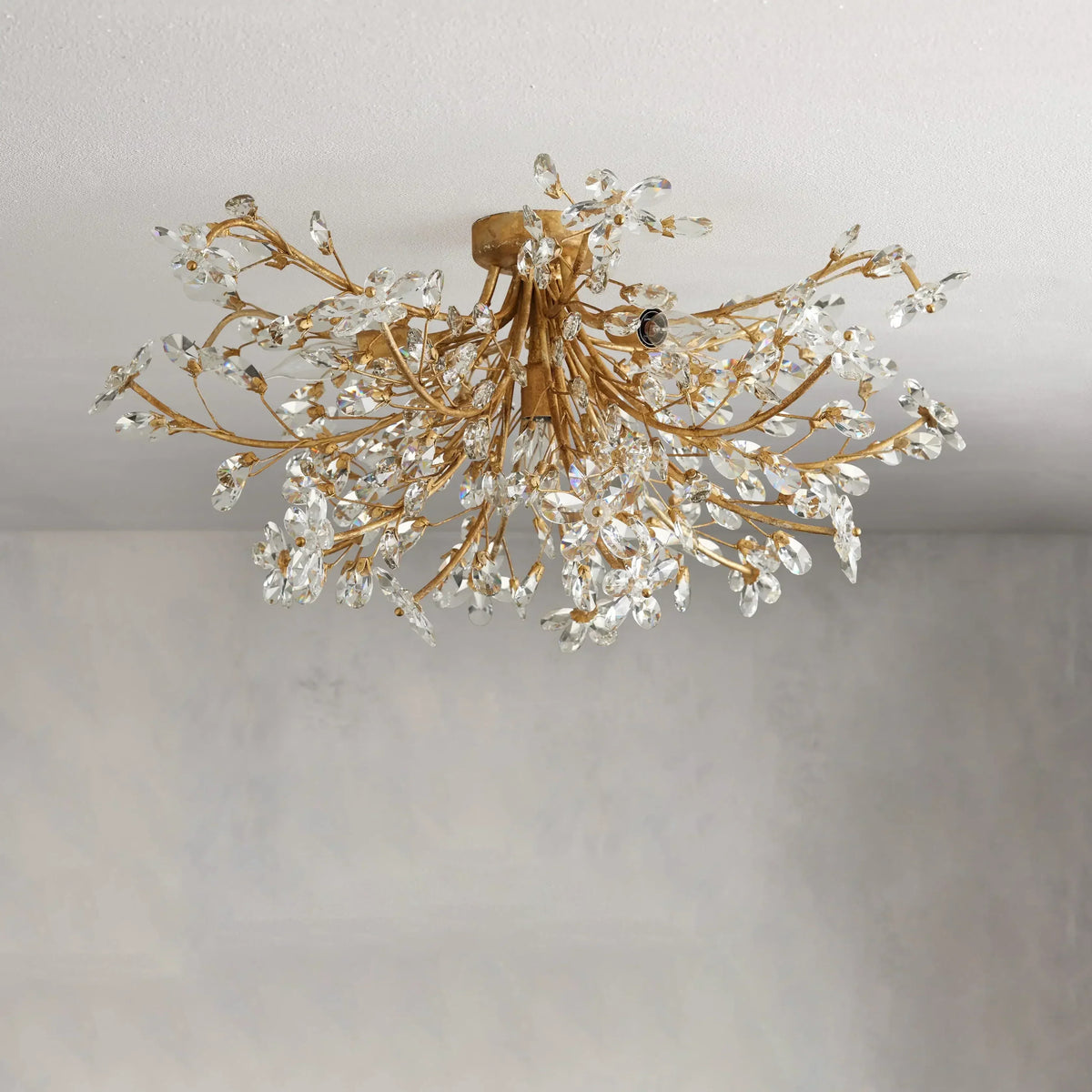 Kristall-Deckenleuchte Ø70 cm, Eisen, handgefertigte Blütenoptik, vier Leuchten, elegantes venezianisches Design für das Wohnzimmer | Sansoti