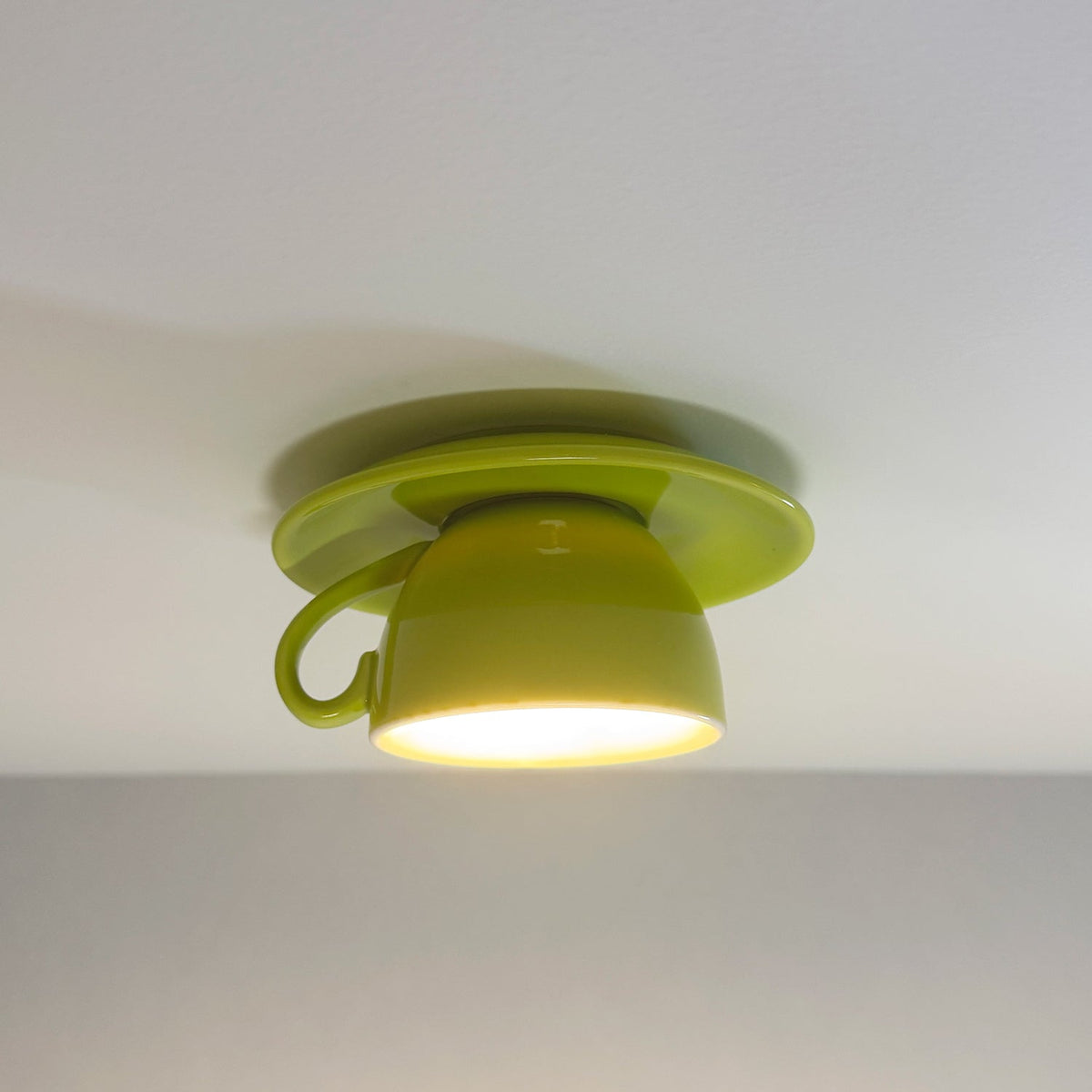 Plafonnier en céramique au design tasse à café, éclairage LED, installation lumineuse ludique pour le salon ou la chambre | Sansoti