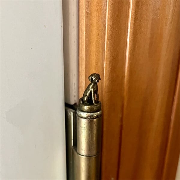 Dekoracyjne nakładki na zawiasy z vintage’owym urokiem – magnetyczne – łatwy montaż – brązowe wykończenie – dekoracja zawiasów drzwi | Sansoti