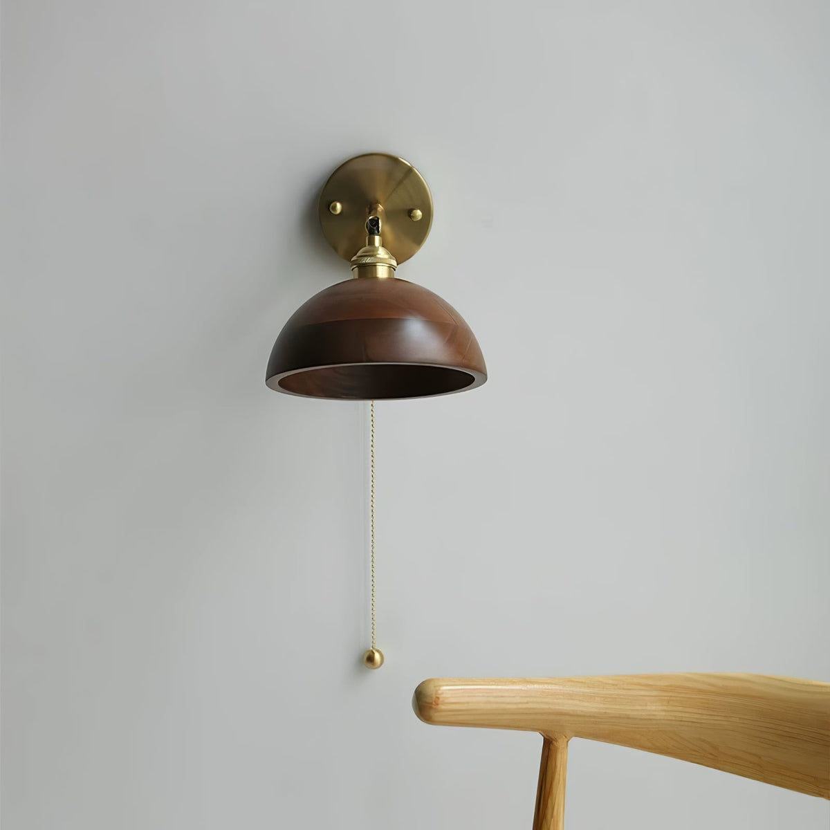 Wandleuchte aus Holz und Messing mit Zugkette und Kuppelschirm, E26/E27-Fassung, skandinavischer Stil für Schlafzimmer und Wohnzimmer | Sansoti