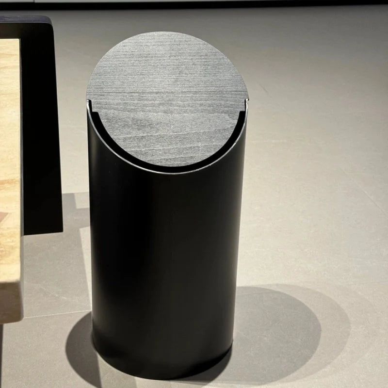 Japandi Afvalbak met Zwenkdeksel – Walnootkleurige Houten Afwerking en Minimalistische Vormgeving – 9L Zwenkafvalbak voor Badkamer en Kantoor | Sansoti