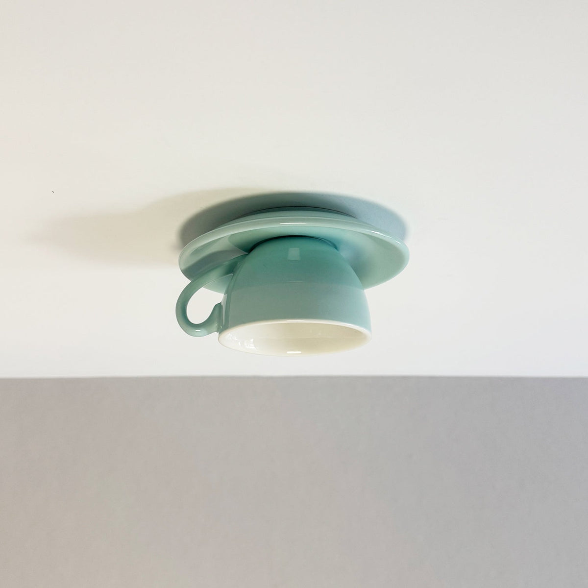 Keramische Deckenleuchte im Kaffeetassen-Design, LED-Beleuchtung, verspielte Innenraum-Lichtinstallation für Wohnzimmer und Schlafzimmer | Sansoti