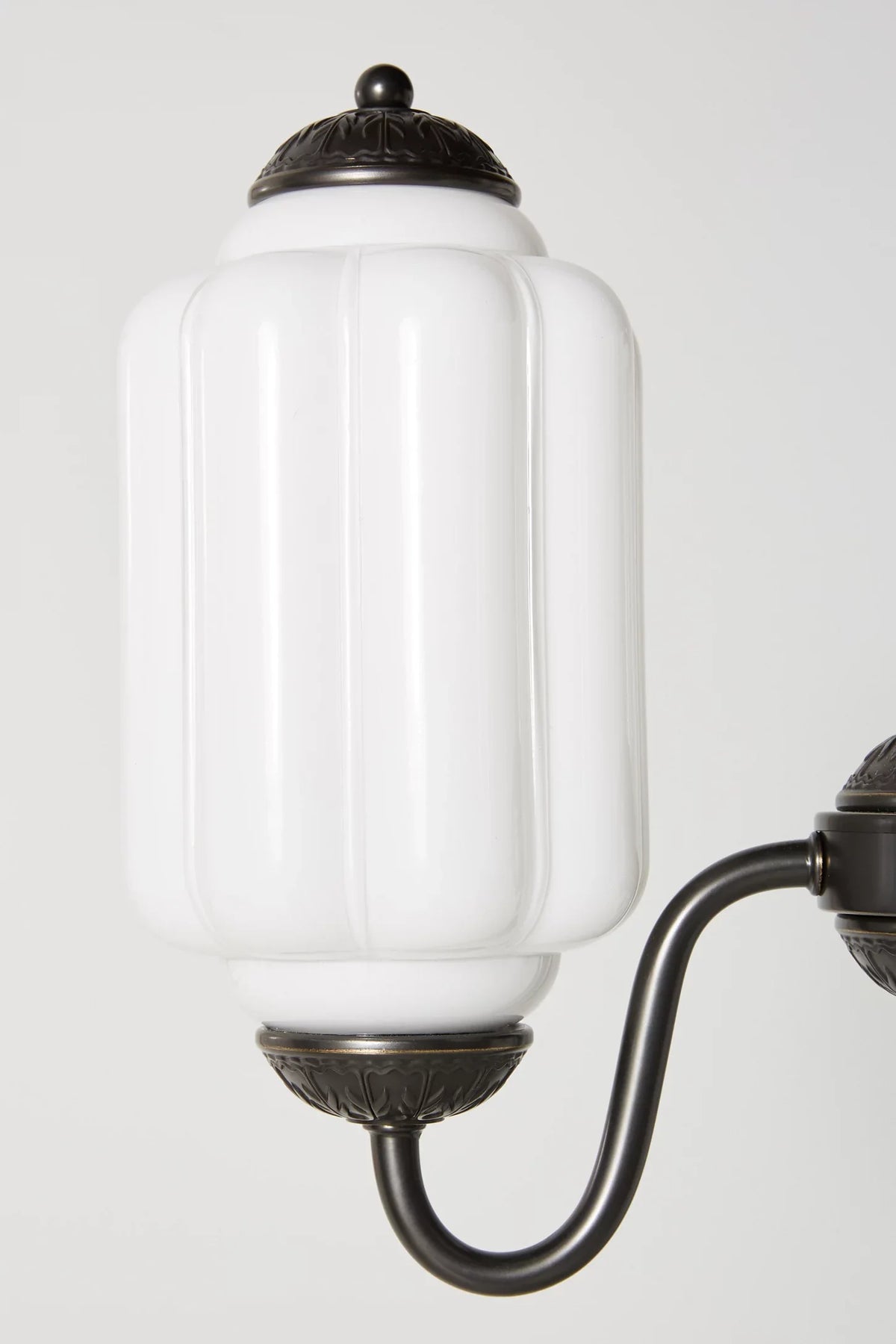 Milchglas Kronleuchter Vintage Finish Zeitlose Eleganz Klassische Beleuchtung für Esszimmer Wohnzimmer | Sansoti