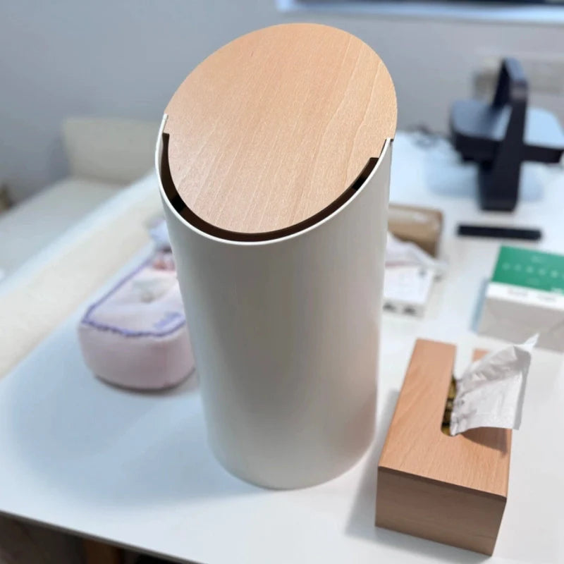 Japandi Afvalbak met Zwenkdeksel – Walnootkleurige Houten Afwerking en Minimalistische Vormgeving – 9L Zwenkafvalbak voor Badkamer en Kantoor | Sansoti
