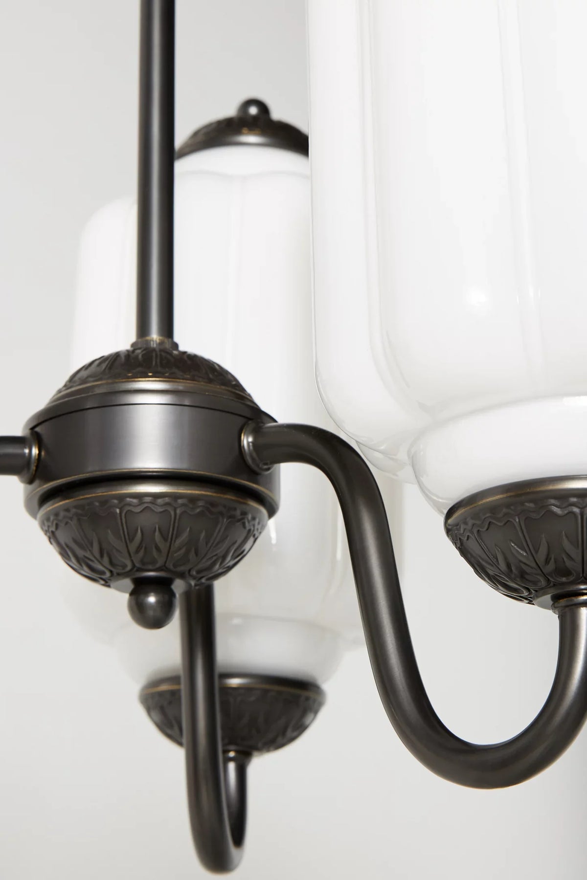 Milchglas Kronleuchter Vintage Finish Zeitlose Eleganz Klassische Beleuchtung für Esszimmer Wohnzimmer | Sansoti