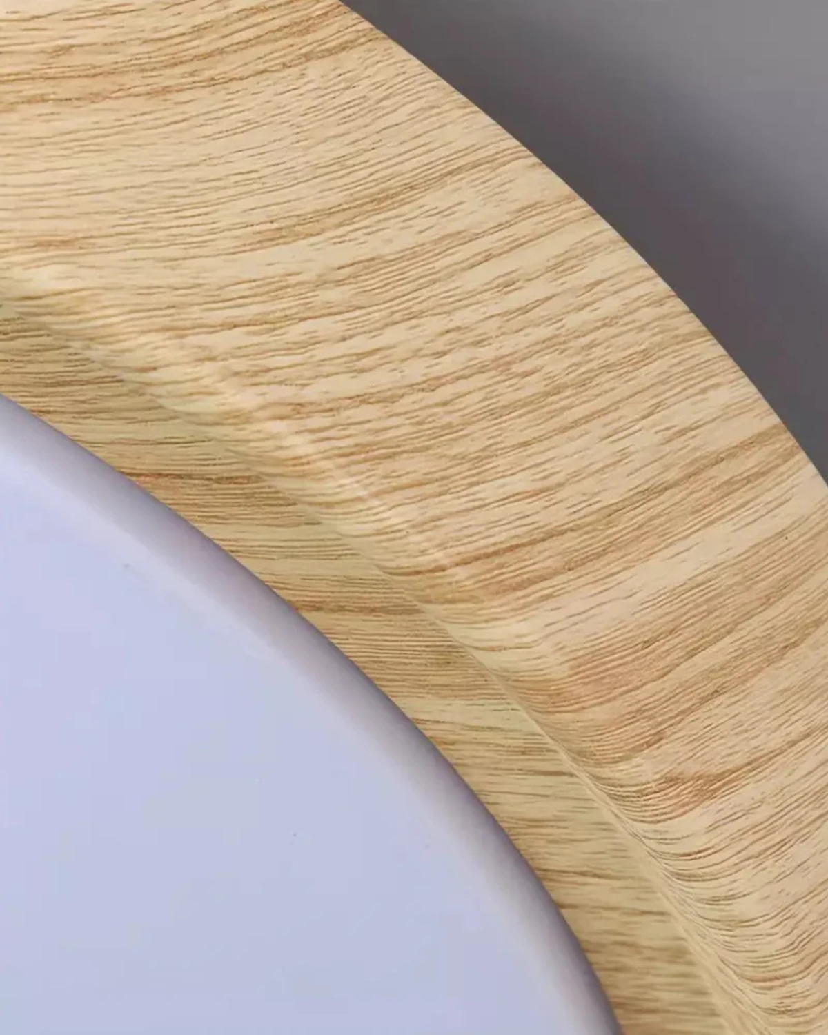 Runde Holz-Deckenleuchte mit warmem, diffusem Licht für ruhige Wohnräume | Sansoti