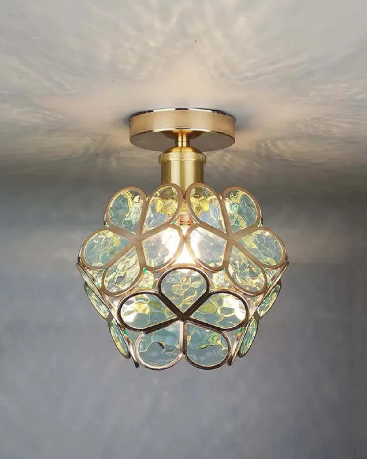Moderne Deckenleuchte mit Blumenmotiv aus Acryl und goldfarbenem Eisen – luxuriöse LED-Designlampe 20 cm | Sansoti