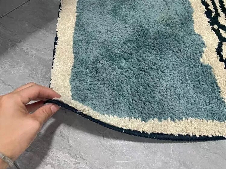 Luxury non-slip bath mat with abstract design for modern bathrooms | Sansoti