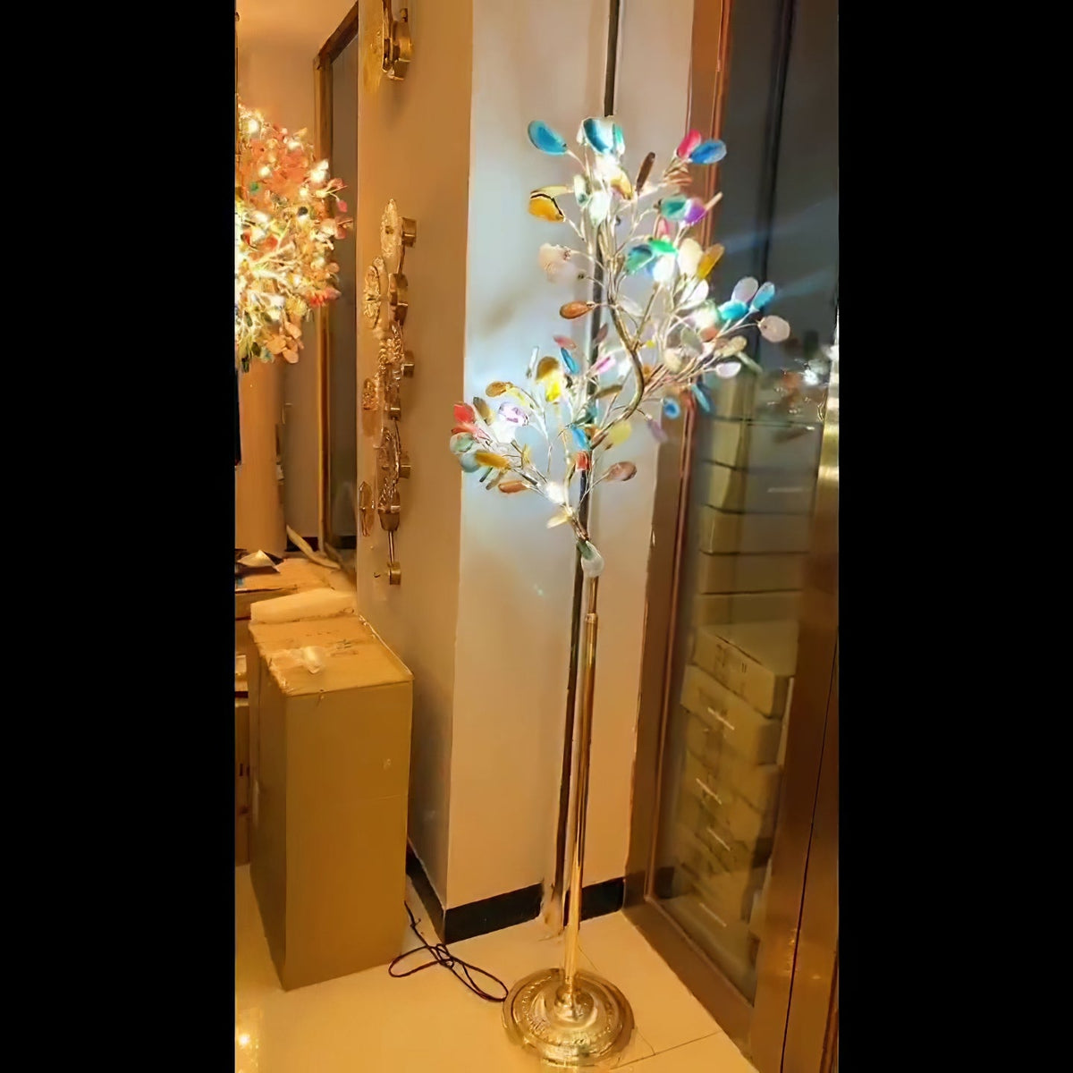 Lampa podłogowa z agatu – rzeźba w kształcie drzewa z 8 lampami i kamieniem naturalnym, 175 cm, miedziane wykończenie, efekt witrażu, bursztynowy, niebieski, zielony, różowy, fioletowy, wielokolorowy element dekoracyjny | Sansoti