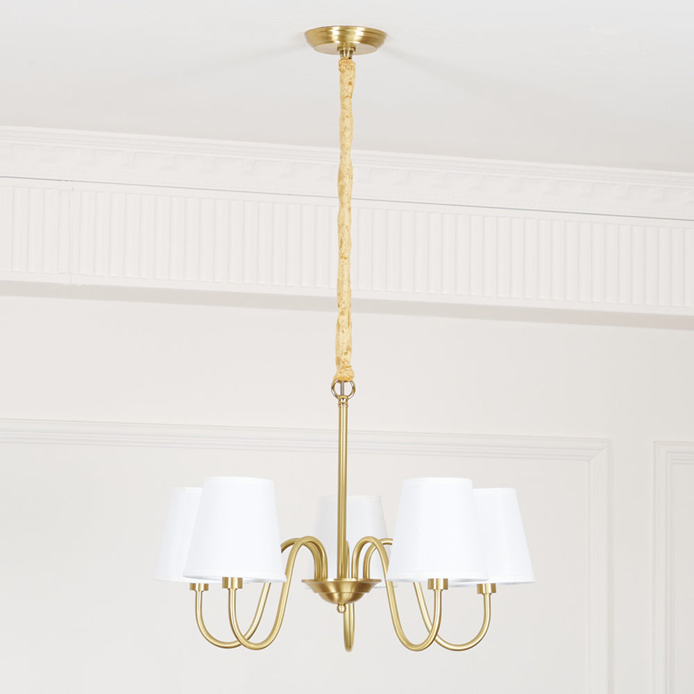 Klassischer Stoff-Kronleuchter mit Messingrahmen, mehreren Leuchtstellen und elegantem weißen Design für das Wohnzimmer | Sansoti