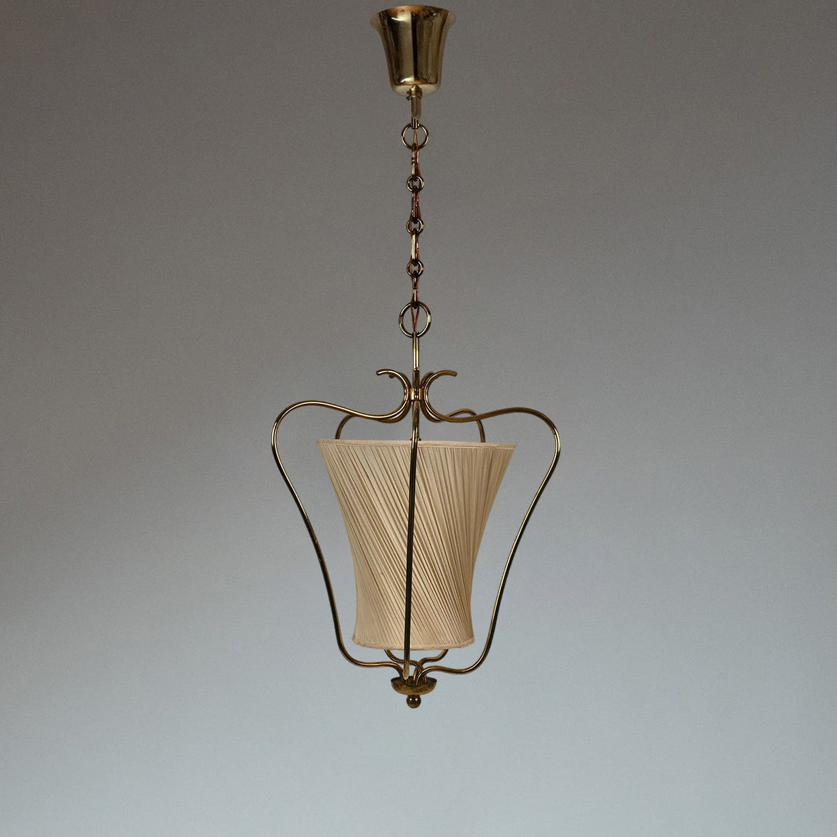 Vintage Hanglamp met Messing Afwerking en Plooistof Kap – Warm Lantaarnontwerp voor Keuken en Hal | Sansoti