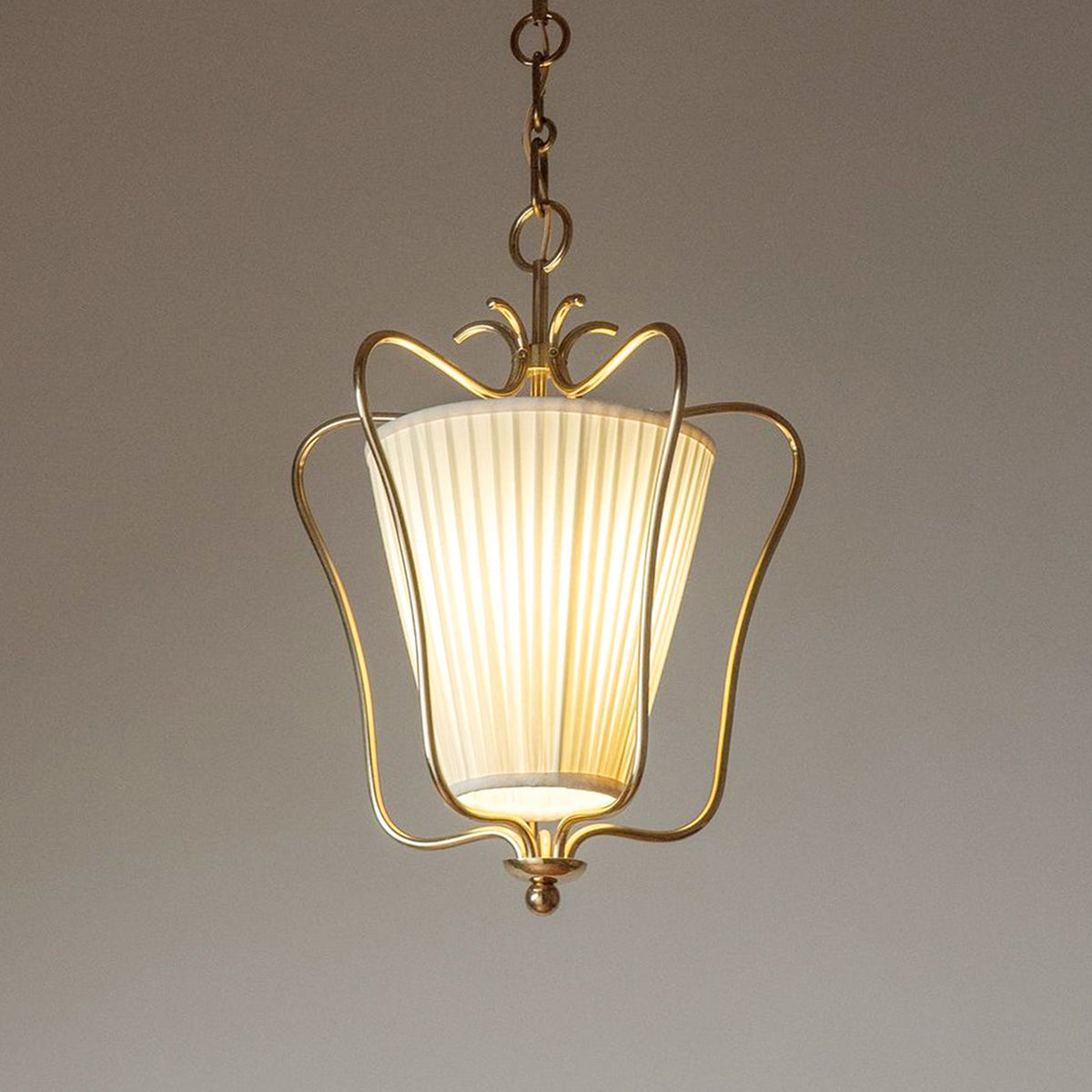Vintage Hanglamp met Messing Afwerking en Plooistof Kap – Warm Lantaarnontwerp voor Keuken en Hal | Sansoti